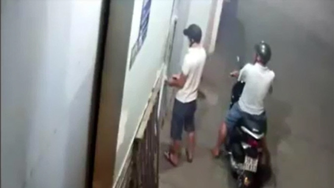 Hai tên trộm bẻ khóa cửa bị người dân phát hiện