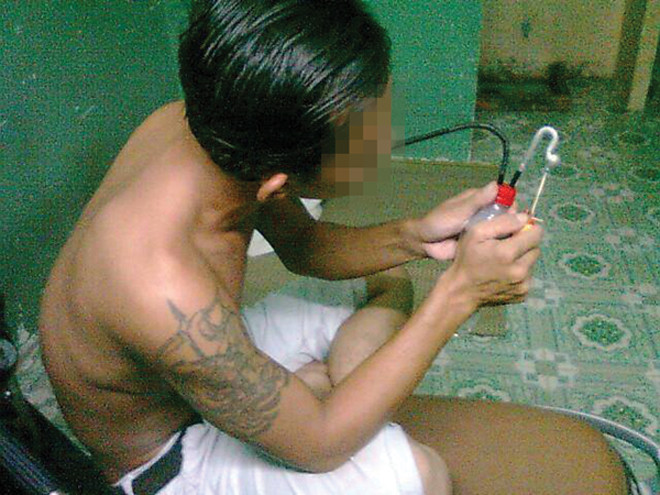 Ngáo đá, truy sát bạn vì tưởng 'lái xe tăng vào hẻm'