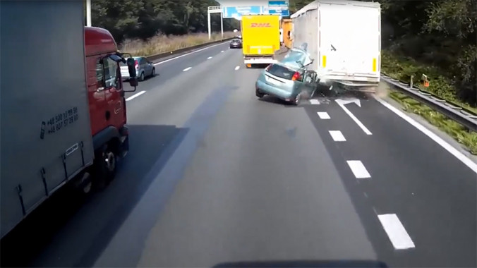 Sống sót kỳ diệu sau cú đâm ô tô kinh hoàng