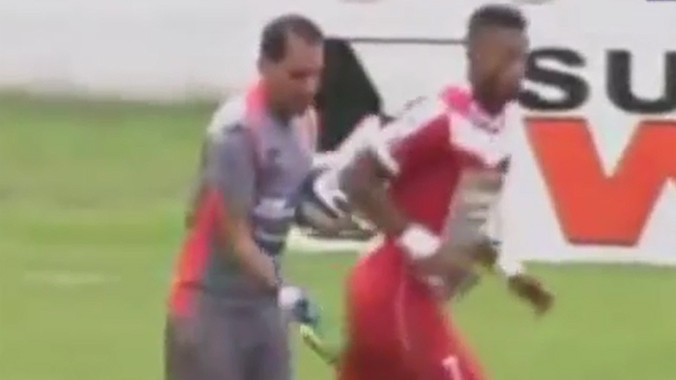 Thủ môn nhận thẻ đỏ vì 'sàm sỡ' cầu thủ đối phương