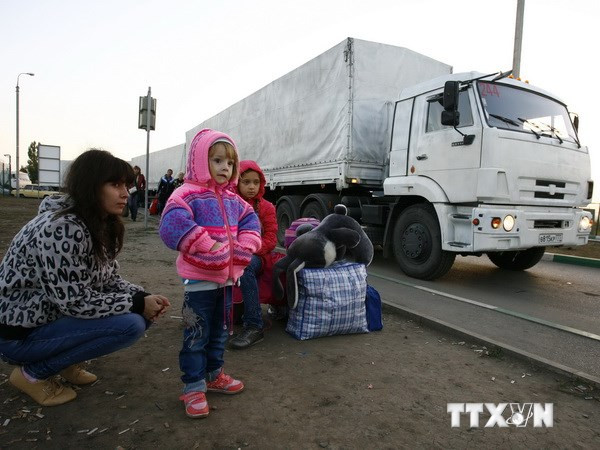 Xe chở hàng cứu trợ của Nga qua trạm kiểm soát hải quan Izvarino của Ukraine. (Nguồn: AFP/TTXVN)