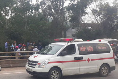 Xe cấp cứu chở nạn đi bênh viện.