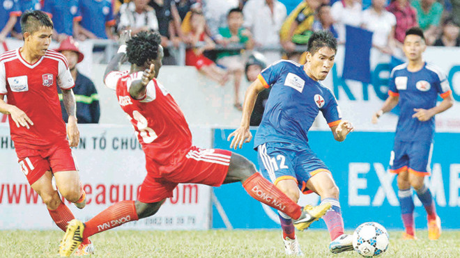Một pha bóng trong trận Than Quảng Ninh - Đồng Nai