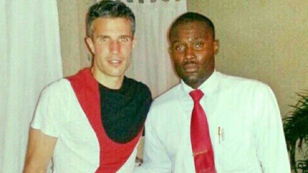 Kyson Forde đã vi phạm nội quy của nhà hàng khi chụp ảnh với Van Persie