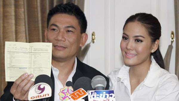 Janie và chồng khi công khai hôn sự hồi năm 2013. 