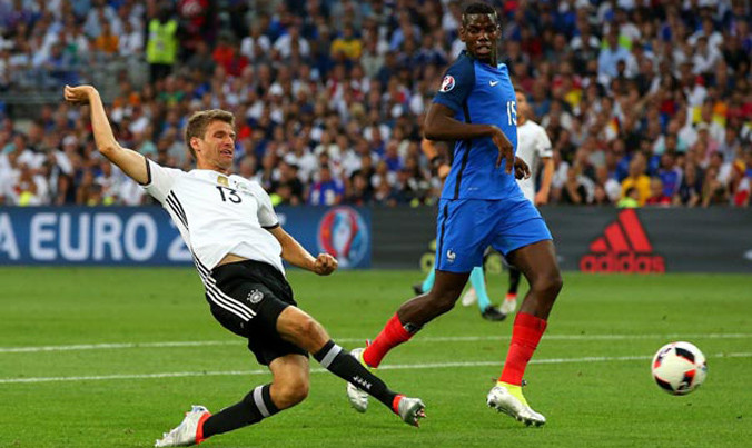 Thomas Mueller (trái) một lần nữa gây thất vọng trong nhiệm vụ ghi bàn.