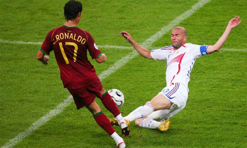 Ronaldo từng so tài với Zidane 10 năm trước.