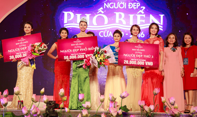 Thí sinh Đào Thị Hà (giữa) đăng quang Người đẹp phố biển 2016.