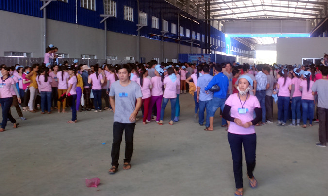 Công nhân đồng loạt nghỉ làm để đình công phản đối công ty.