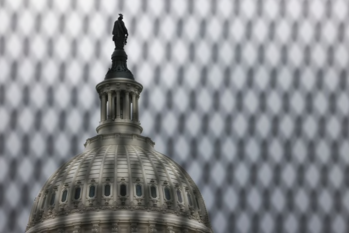 Nóc toà nhà Quốc hội Mỹ nhìn qua hàng rào an ninh (Ảnh: Reuters)