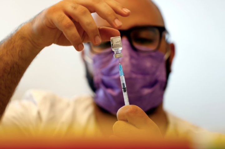 Một nhân viên y tế đang chuẩn bị vắc-xin COVID-19. (Ảnh: Reuters)