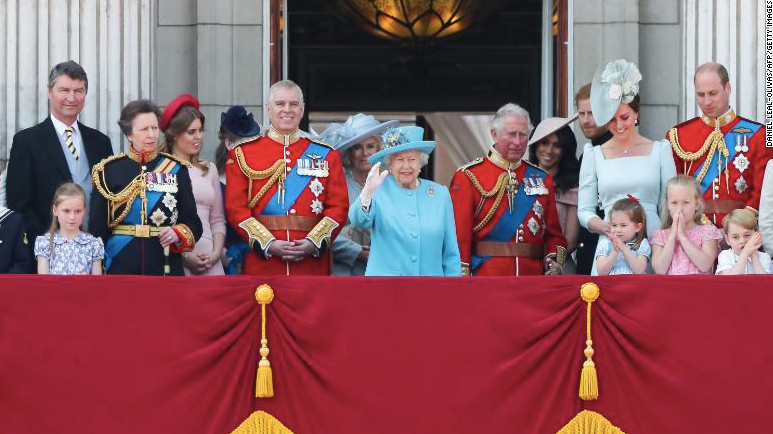 Các thành viên hoàng gia Anh vẫy chào người dân từ ban công cung điện Buckingham. (Ảnh: CNN)