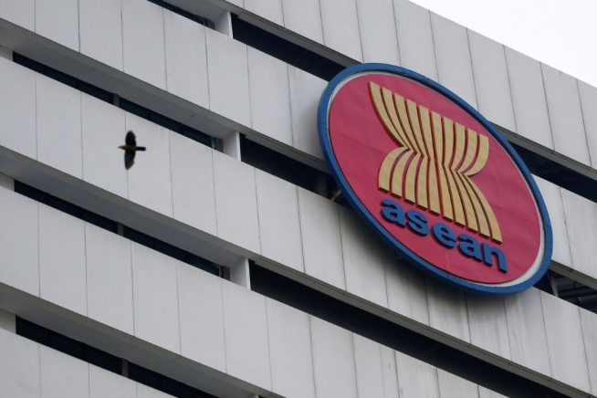 Biểu tượng ASEAN bên ngoài toà nhà của Ban thư ký ở Jakarta, Indonesia. (Ảnh: Reuters)