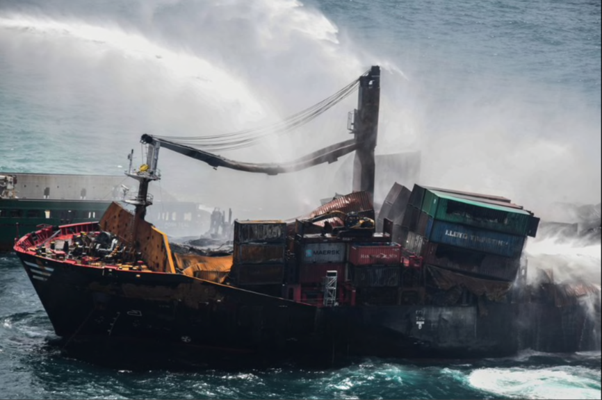 Con tàu chở hoá chất bốc cháy trên biển Sri Lanka. (Ảnh: Reuters)