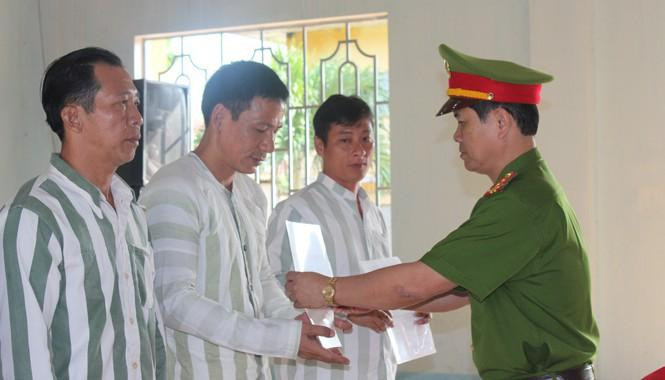 Trao quyết định cho phạm nhân trong một đợt giảm án tù.