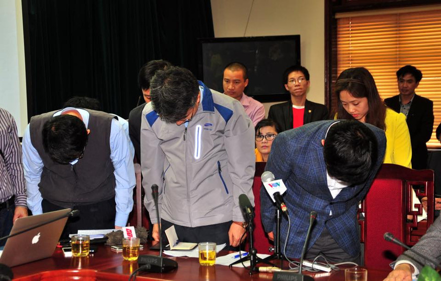 Đại diện công ty Formosa và nhà thầu Samsung cúi đầu tạ lỗi.