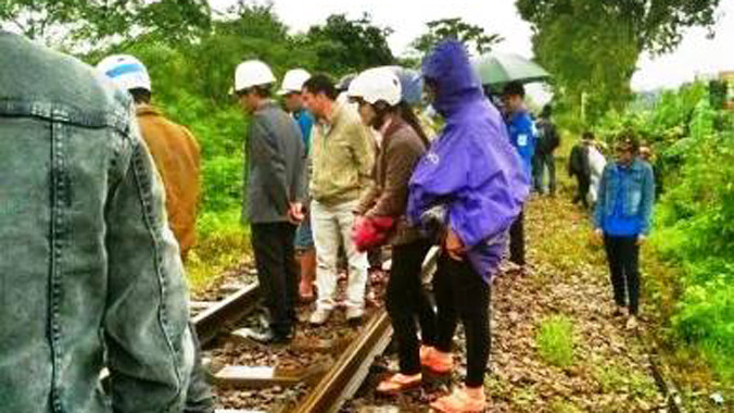 Rất đông người dân chứng kiến vẫn chưa hết bàng hoàng sau vụ việc.