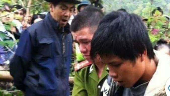 Hung thủ Nguyễn Văn Tin (bìa phải) bị bắt. Ảnh: T.L. 