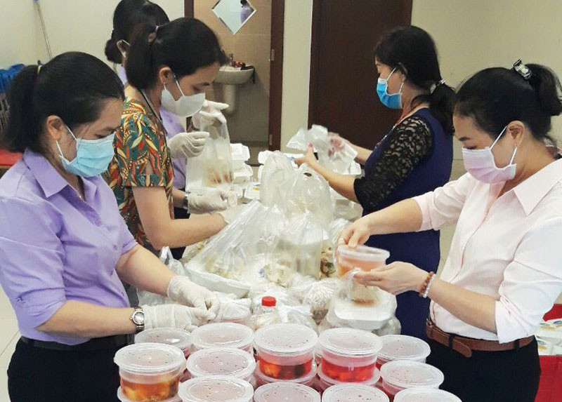 Cuộc sống của người dân trong khu chung cư bị cách ly ở Sài Gòn