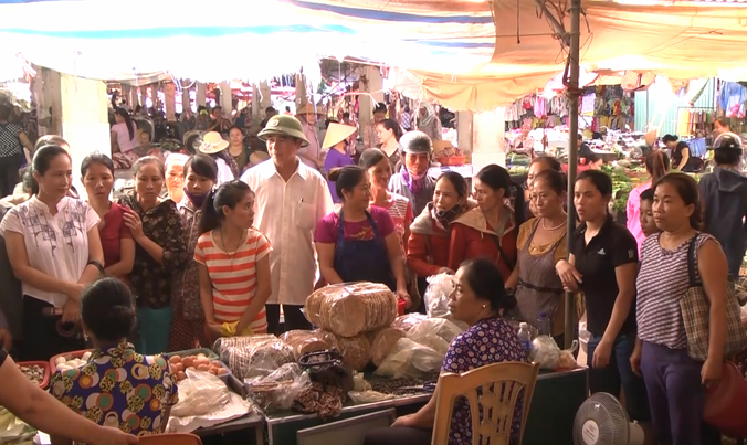 Tiểu thương chợ Phủ Diễn, huyện Diễn Châu phản ánh bị đối tượng lừa tiền.