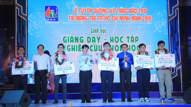 Ông Lê Trọng Hiếu (thứ 4 từ trái qua) và Phó bí thư Thường trực Thành Đoàn TP trao bảo trợ cho các tài năng trẻ.