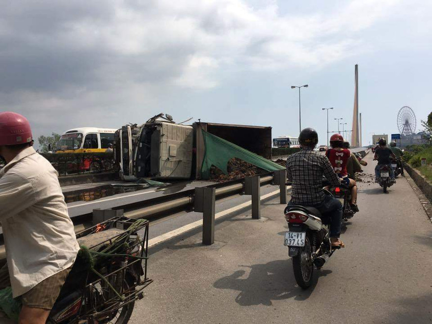 Hiện trường vụ lật xe.