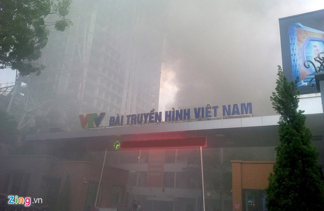 Lửa bùng phát sâu phía trong Đài truyền hình Việt Nam (số 43 Nguyễn Chí Thanh) lúc 17h45. 