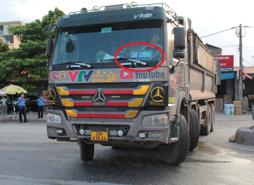 Lãnh đạo Đội CSGT số 8 cho biết đã yêu cầu xe hổ vồ đeo lô gô không phép ngừng chạy.