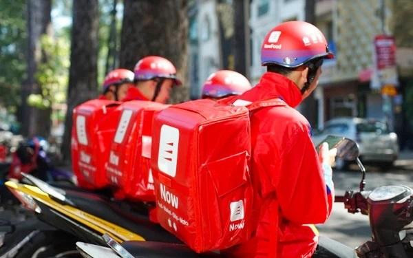 Hình ảnh nhân viên Ship Now hoạt động trên đường 