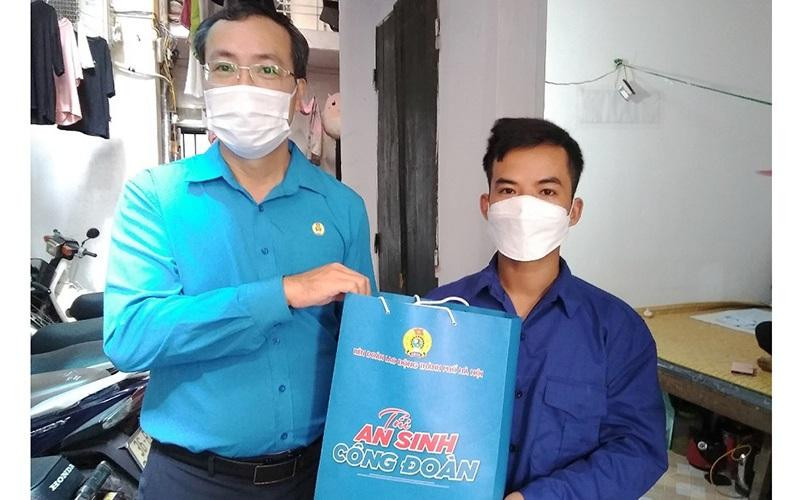 Chủ tịch Công đoàn Transerco Vũ Hữu Tuyễn đến phòng trọ lái, phụ xe trao quà hỗ trợ. 