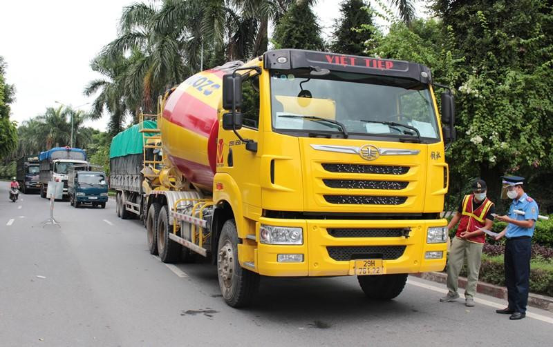 Thanh tra giao thông kiểm tra luồng xanh xe tải trên đường. Ảnh: T.Đảng