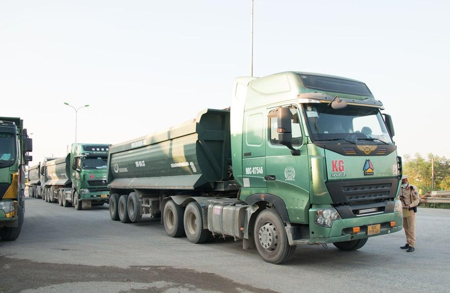 Nhiều xe hổ vồ được cấp 'luồng xanh' dàn hàng thông chốt cửa ngõ