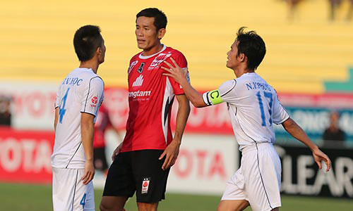 Chí Công (áo đỏ) bị treo giò 3 trận.