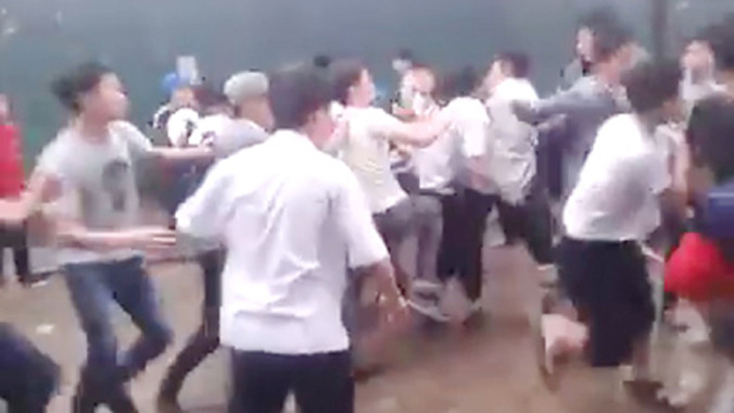 Khoảng 20 nam sinh lao vào cuộc hỗn chiến.