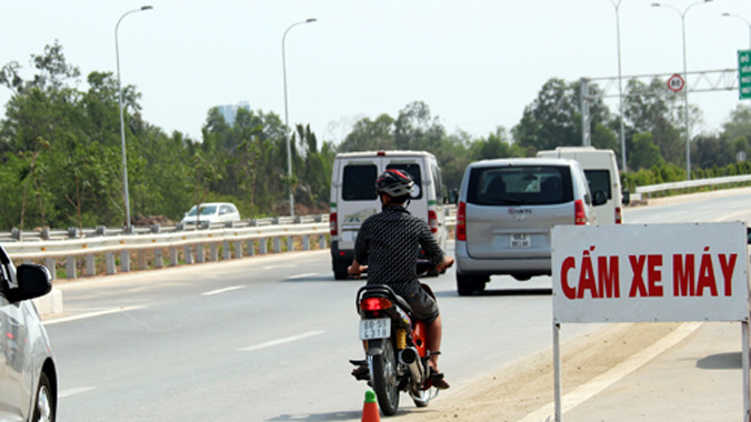 Dù đã có biển báo cấm xe máy nhưng thanh niên này vẫn chạy vào cao tốc. Ảnh: Hữu Công.