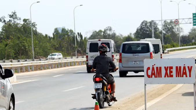 Dù đã có biển báo cấm xe máy nhưng thanh niên này vẫn chạy vào cao tốc. Ảnh: Hữu Công.