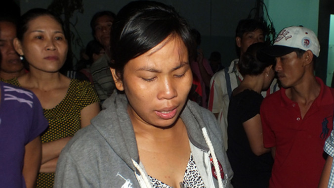 Chị Thúy kể lại giấy phút con trai mình bị con diều kéo lên trên không. Ảnh: Quốc Thắng.