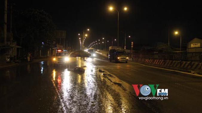 Hiện trường vụ tai nạn giữa ô tô khách và người bộ hành.