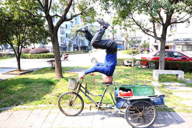 Ông Zhu vừa "trồng cây chuối" vừa điều khiển xe 3 bánh.