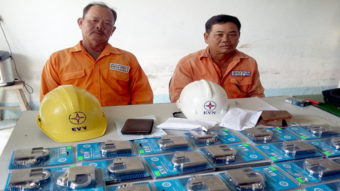 Ông B., và ông H., tại cơ quan công an.