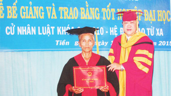 Bà Hoa nhận bằng.