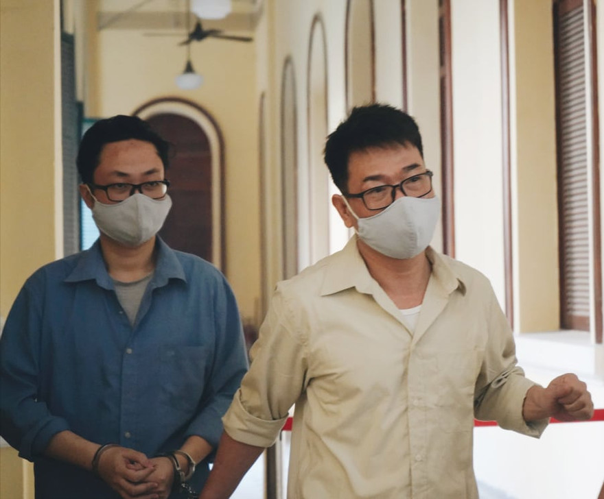 Cựu thẩm phán Nguyễn Hải Nam (phải) và cựu giảng viên Lâm Hoàng Tùng tại tòa.