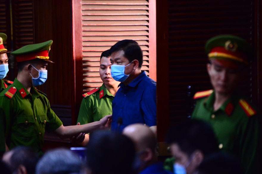 Ông Đinh La Thăng vừa nói lời sau cùng, phiên tòa hiện HĐXX nghị án. Ảnh: Tân Châu