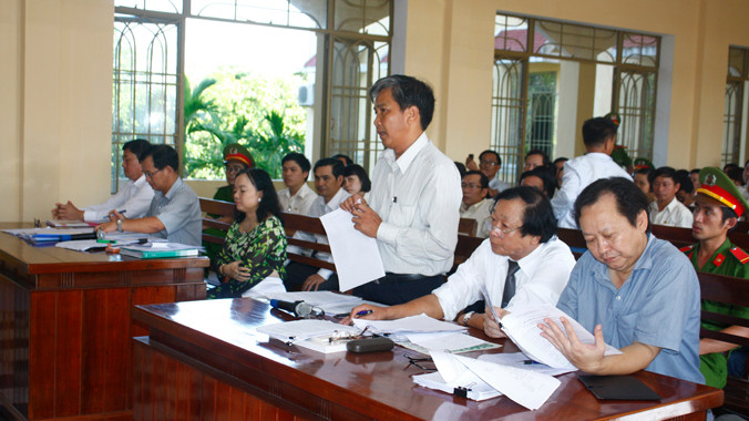 Đại diện UBND tỉnh Quảng Nam tranh luận tại phiên tòa.