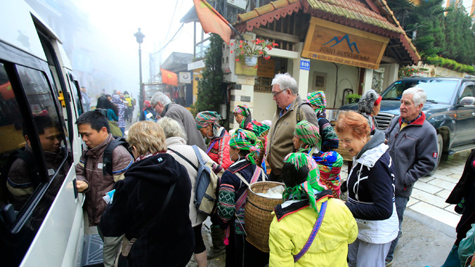 Người dân vùng cao đang mời chào du khách bán sản phẩm họ làm ra (ảnh chụp tại Sa Pa). Ảnh: Ngọc Châu