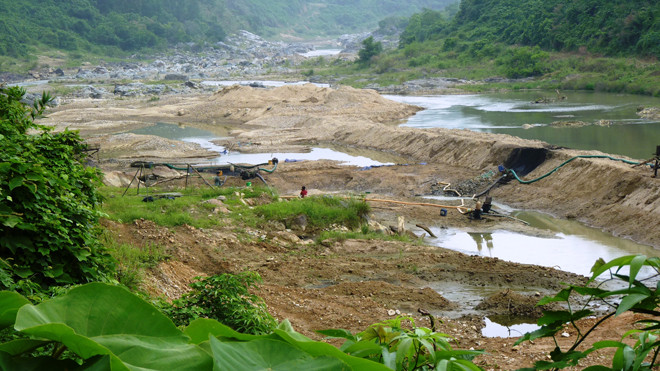 Dòng Vu Gia trơ đáy vào mùa khô, khi thủy điện ĐắkMi 4 không trả một giọt nước về theo đường này. ảnh: Nam Cường