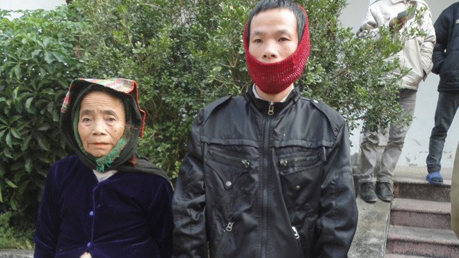 Bà Thịnh, anh Nhày đến nhận quà tết tại huyện Như Xuân. Ảnh: K.N