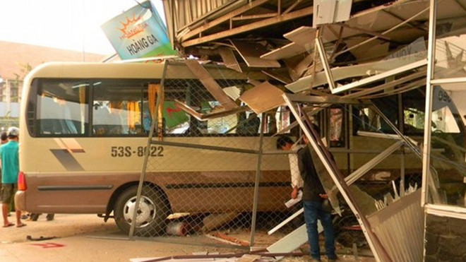 Hiện trường vụ xe khách lao vào nhà dân làm 11 người bị thương ngày 11/2 tại Bình Dương