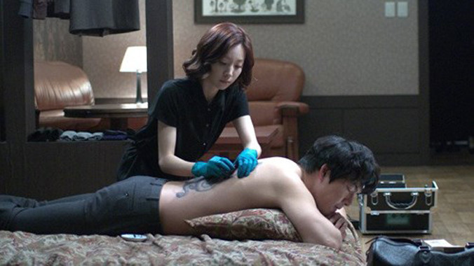 Tattoo xoay quanh đề tài trinh thám, tội phạm đằng sau chuyện xăm hình.