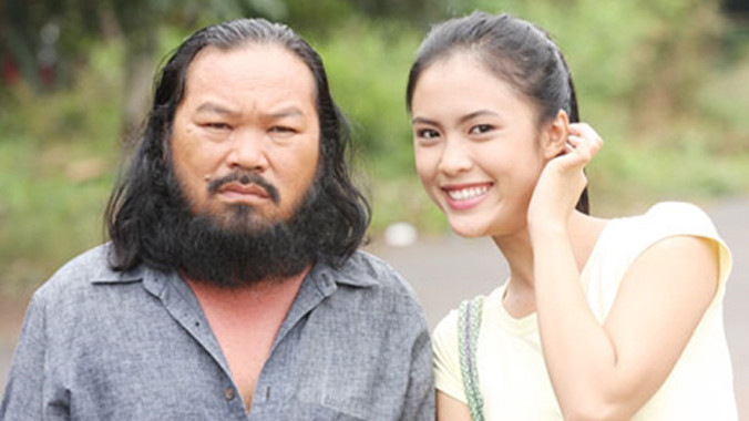 Lê Quang và bạn diễn trên phim trường.